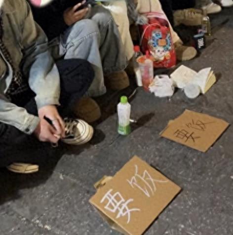 牌子引热议 行为艺术惹争议开元棋牌年轻人街头摆要饭(图2)