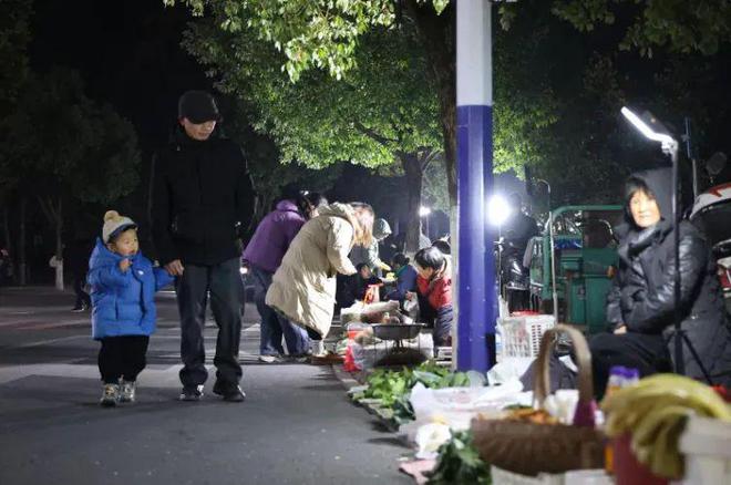 这个县城创造罚款收入下降“奇迹”开元棋牌试玩政府大楼旁可以摆摊(图3)